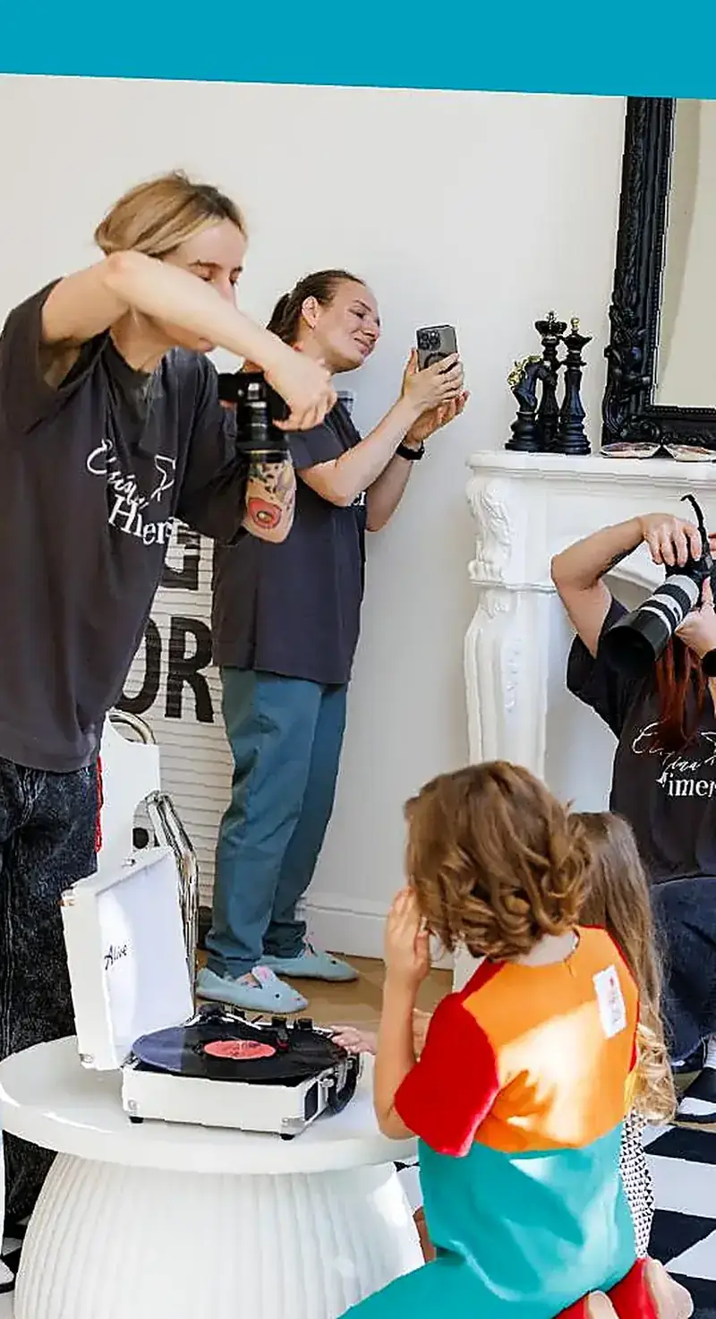 Команда KinderPhoto проводит съёмку с детьми